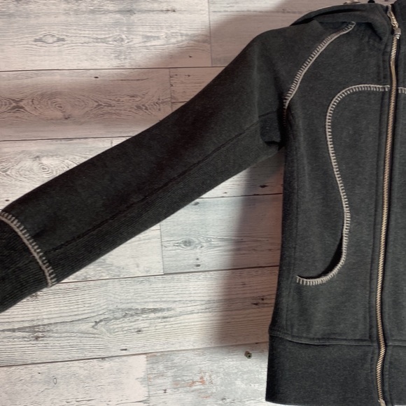 ππ Lululemon Scuba Hoodie Travel Pillow Special Edition Size 2 Charcoal ππ - Picture 5 of 12